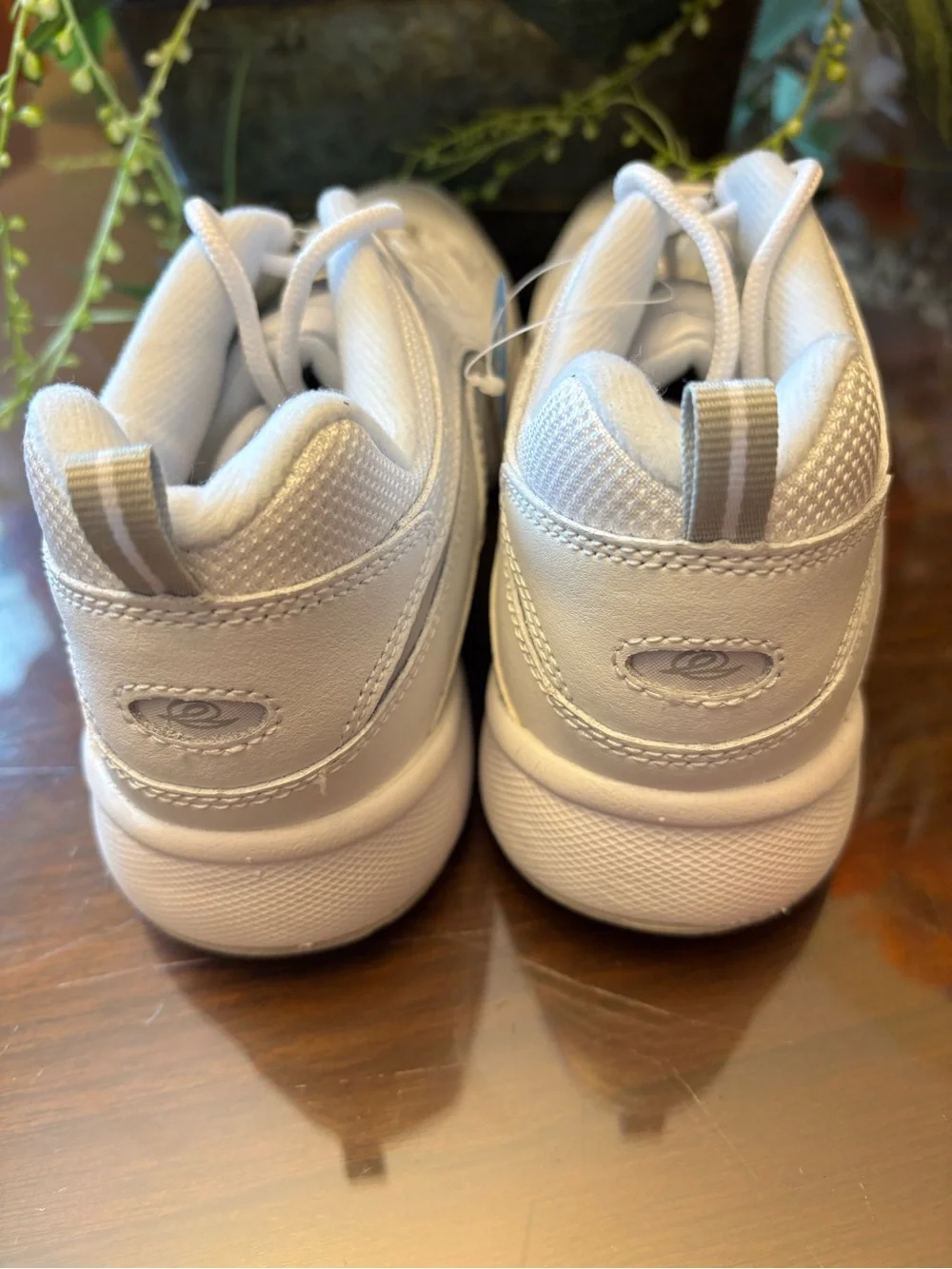 Easy Spirit White Womens Light Activity Sneakers NWT Size 8